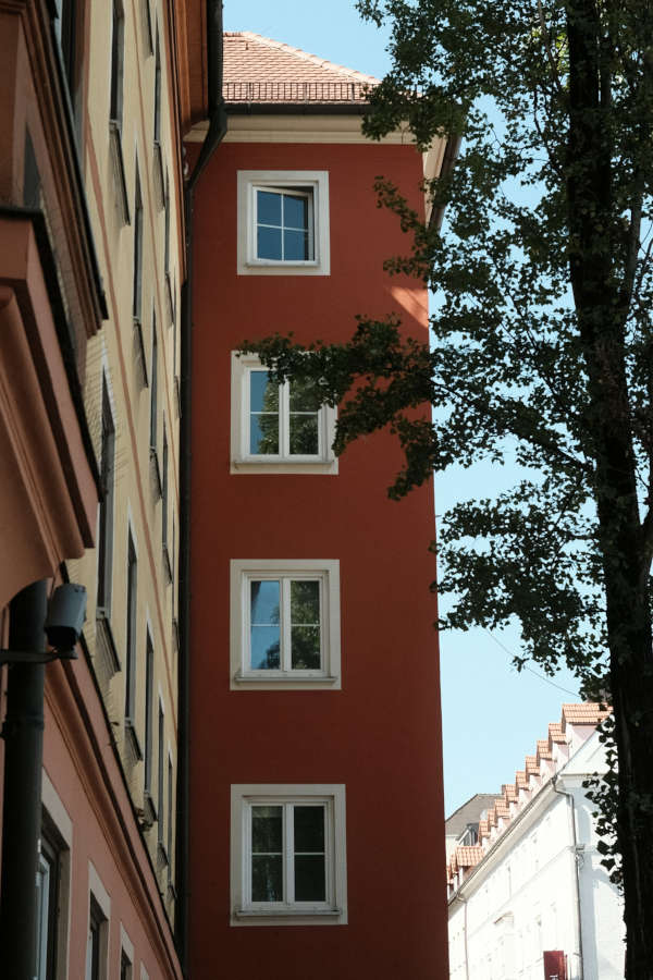 Sideview of brick multi-storey apartement building.